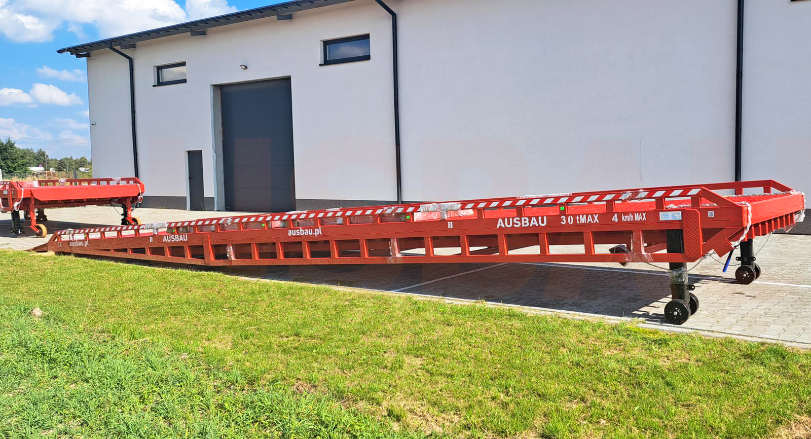 Mobile ramp with telescopic legs