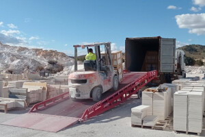 Mobile loading ramp