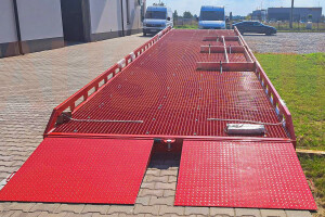 mobile loading ramp with telescopic legs adjustable in height