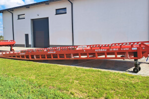 Mobile ramp with telescopic legs