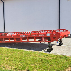 Mobile loading ramp with telescopic legs