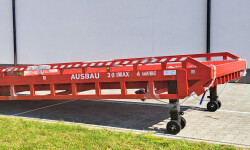 Mobile loading ramp with telescopic legs