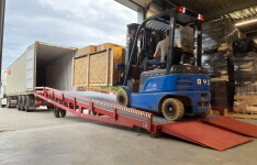 Mobile loading ramp for containers