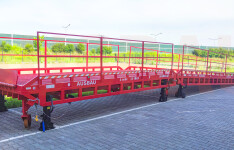 Mobile loading ramp with telescopic legs