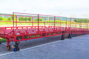 Mobile loading ramp with telescopic legs