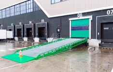 mobile ramp with telescopic legs adjustable in height