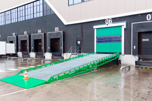 mobile ramp with telescopic legs adjustable in height