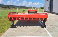 Mobile ramp with telescopic legs
