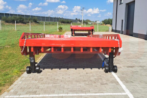 Mobile ramp with telescopic legs