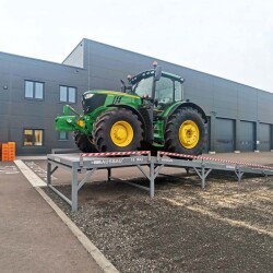 Mobile loading ramps for agricultural machinery Mobile loading ramps for agricultural machinery