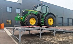 Mobile loading ramps for agricultural machinery Mobile loading ramps for agricultural machinery