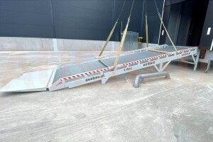 Fixed ramp for containers