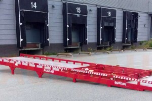 Loading ramp for containers