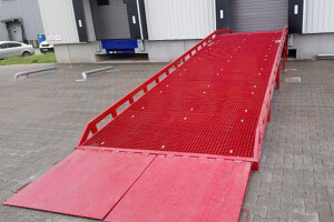 Fixed ramp for containers