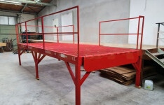 Loading platform for containers Loading platform for containers