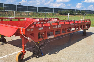 Loading platform for a warehouse
