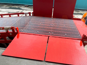 5. OPT-2SL3SW – three-sided unloading mobile ramp. Supplied with safety legs.

