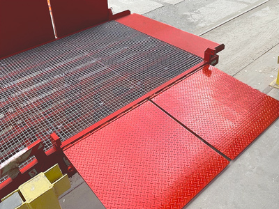 5. OPT-2SL3SW – three-sided unloading mobile ramp. Supplied with safety legs.

