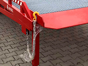2) The chain reliably connects the ramp to all kinds of trucks.

