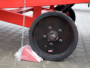 3) The wheel chock (brake) fixes the ramp while the loader is working on it. It comes complete with a ramp.

