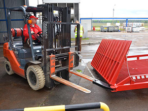 5) The forklift can transport the mobile ramp both forward and backward as it features a special attachment for a rigid coupling even in a small warehouse area.
